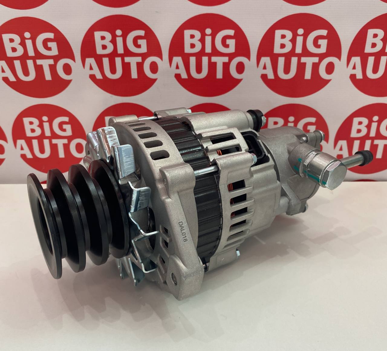 Генератор Isuzu 4HF1/4HG1 24V 50A c вакуумом (кругл. фишка)