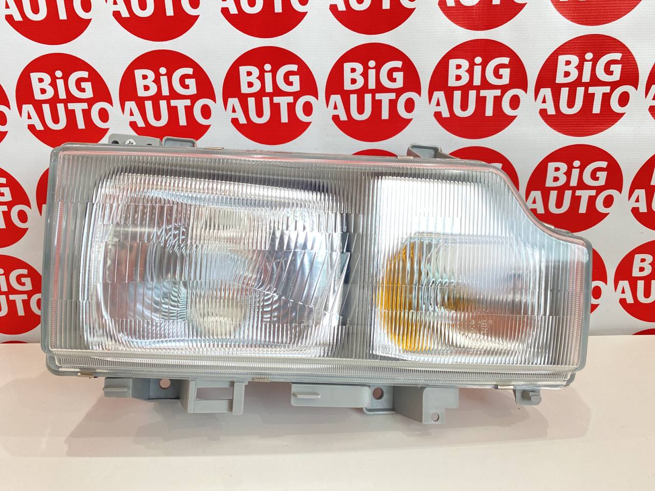 Фара K-215-11D5R Nissan Diesel, UD 87-99
